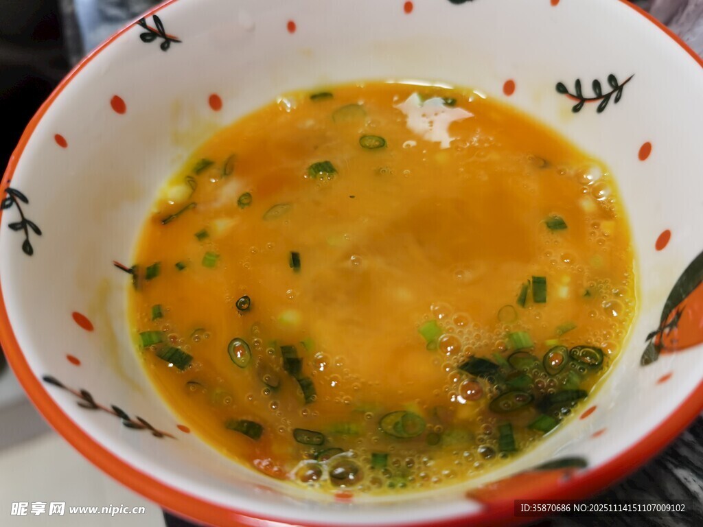 美味鸡蛋液与葱花
