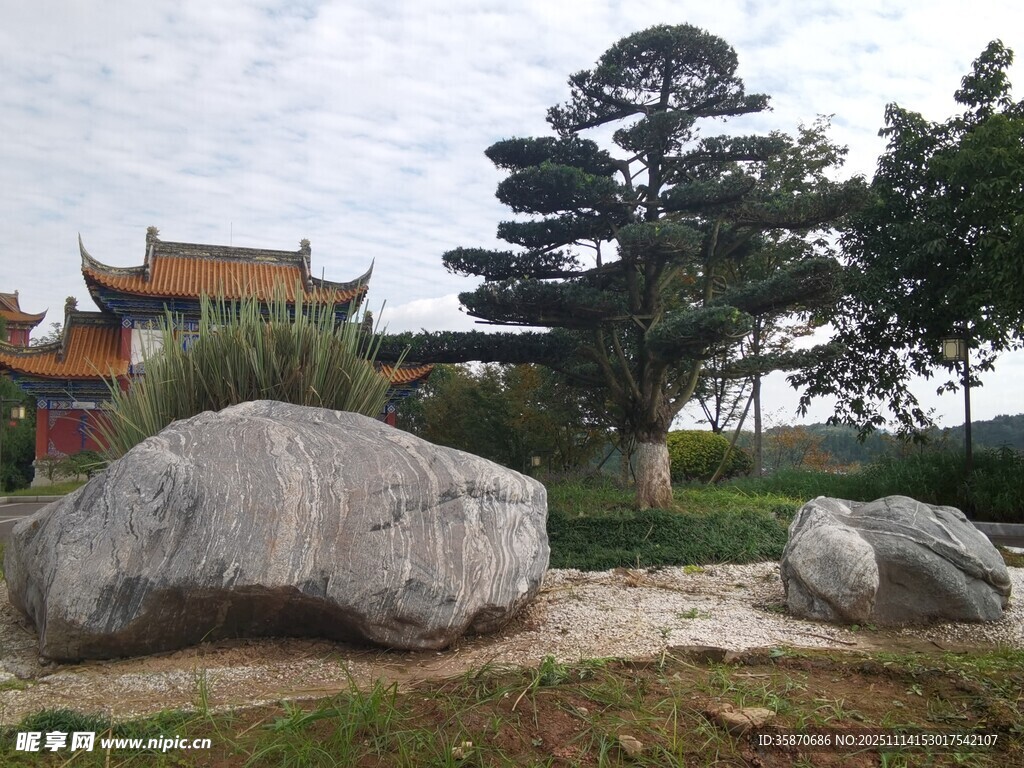 古寺旁的巨石与苍松