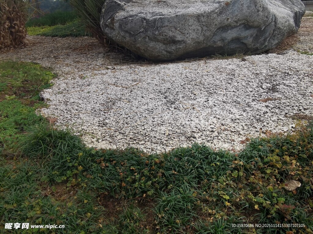 庭院碎石与巨石景观