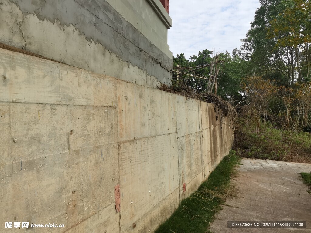 户外水泥墙与小径场景