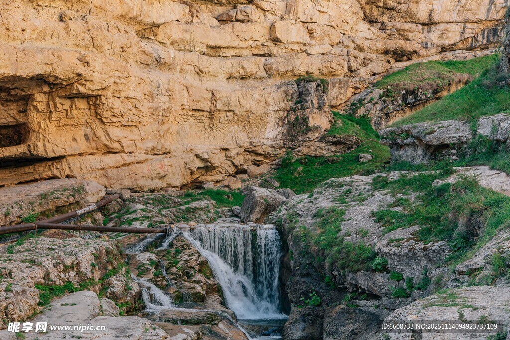 山间小瀑布自然之美景