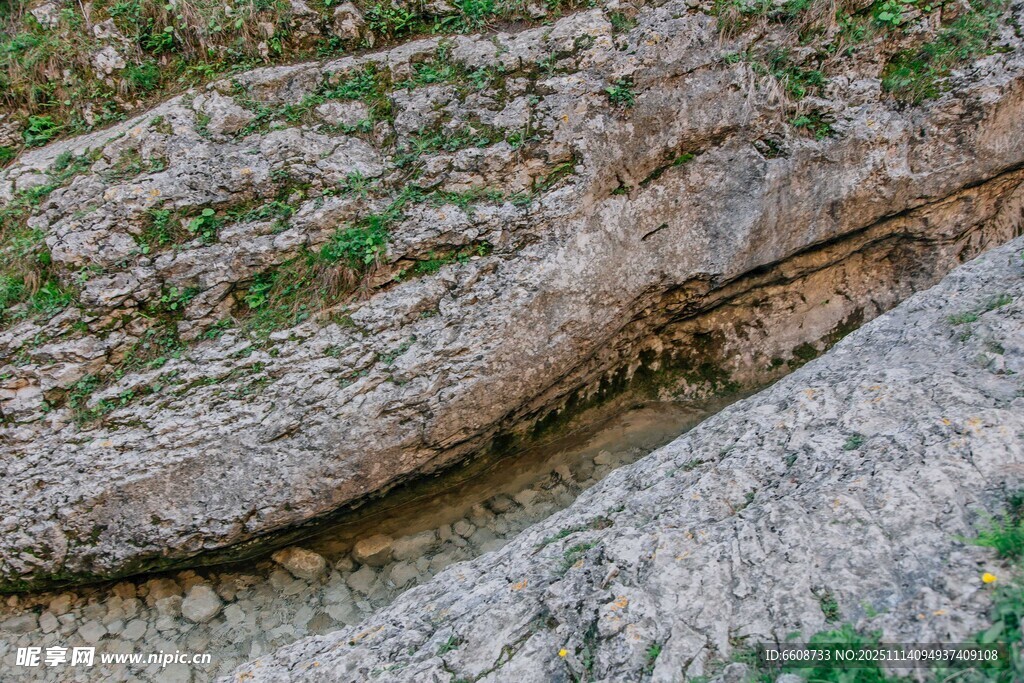 岩石表面的绿色苔藓痕迹