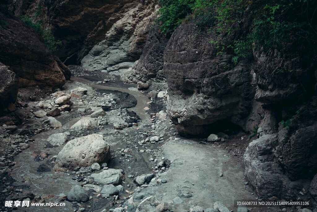 山间溪流碎石遍布的河谷
