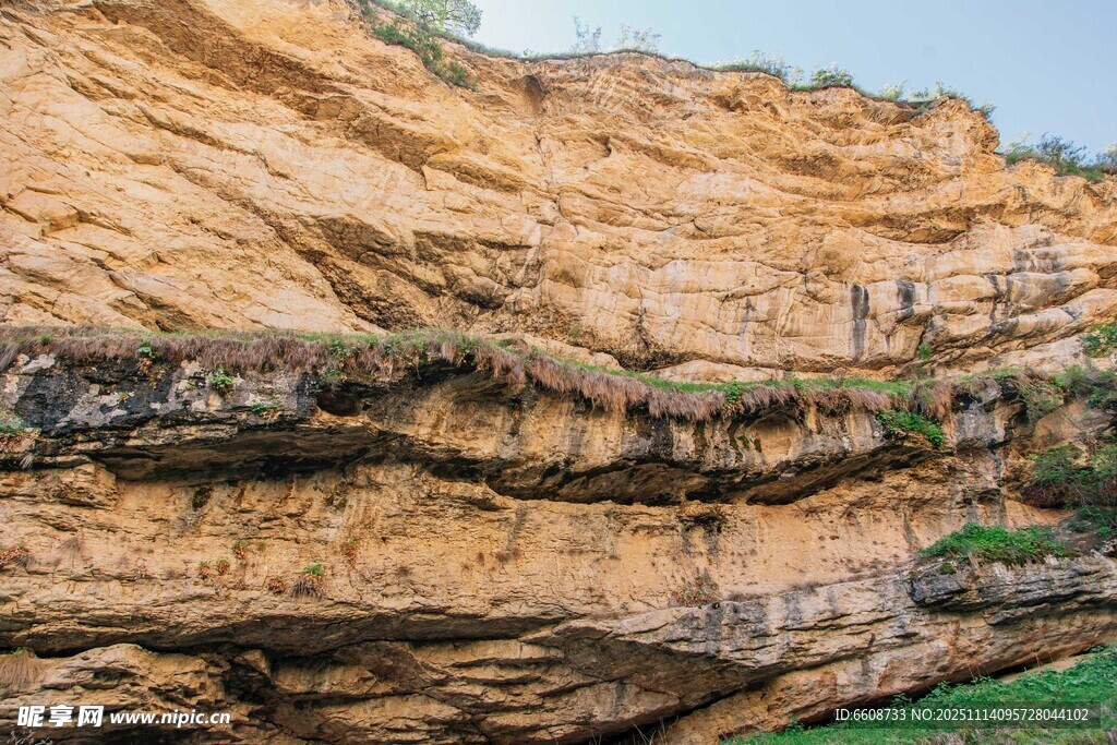 壮观岩壁上的行人踪迹