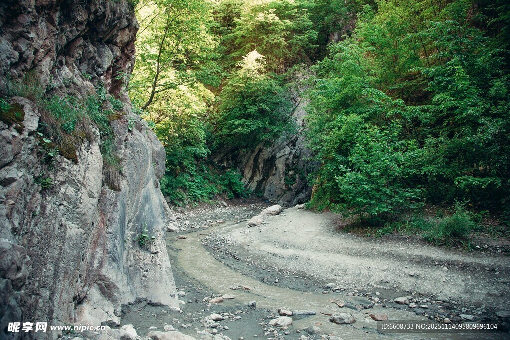 山间蜿蜒的碎石小路