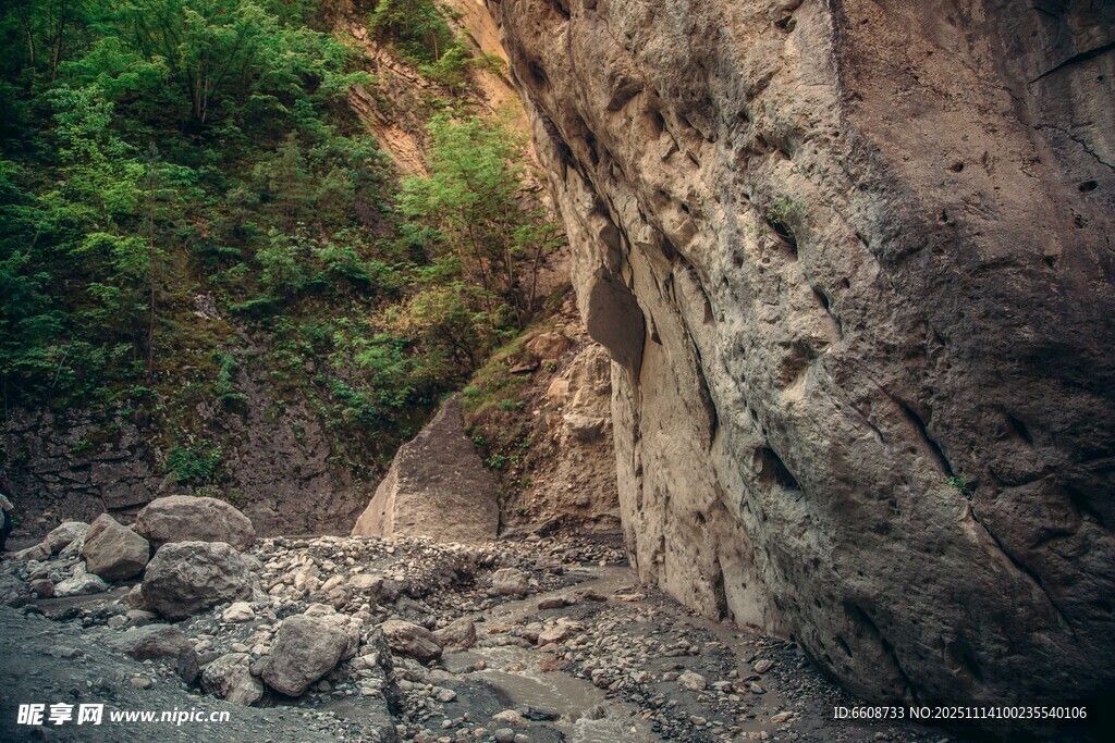 山间嶙峋岩石与绿植