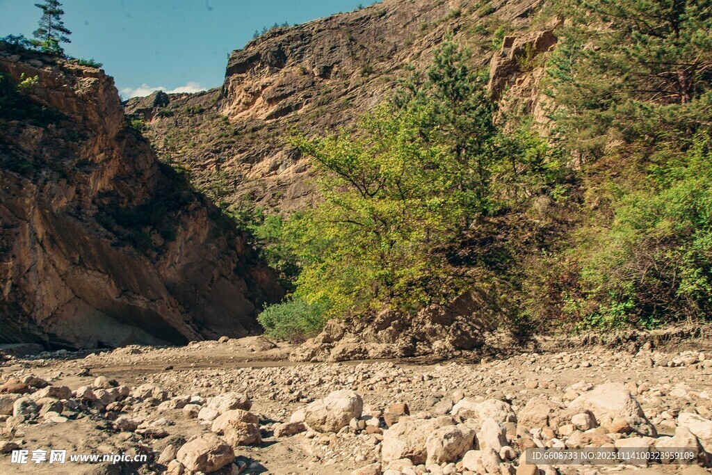 山间碎石路与葱郁植被