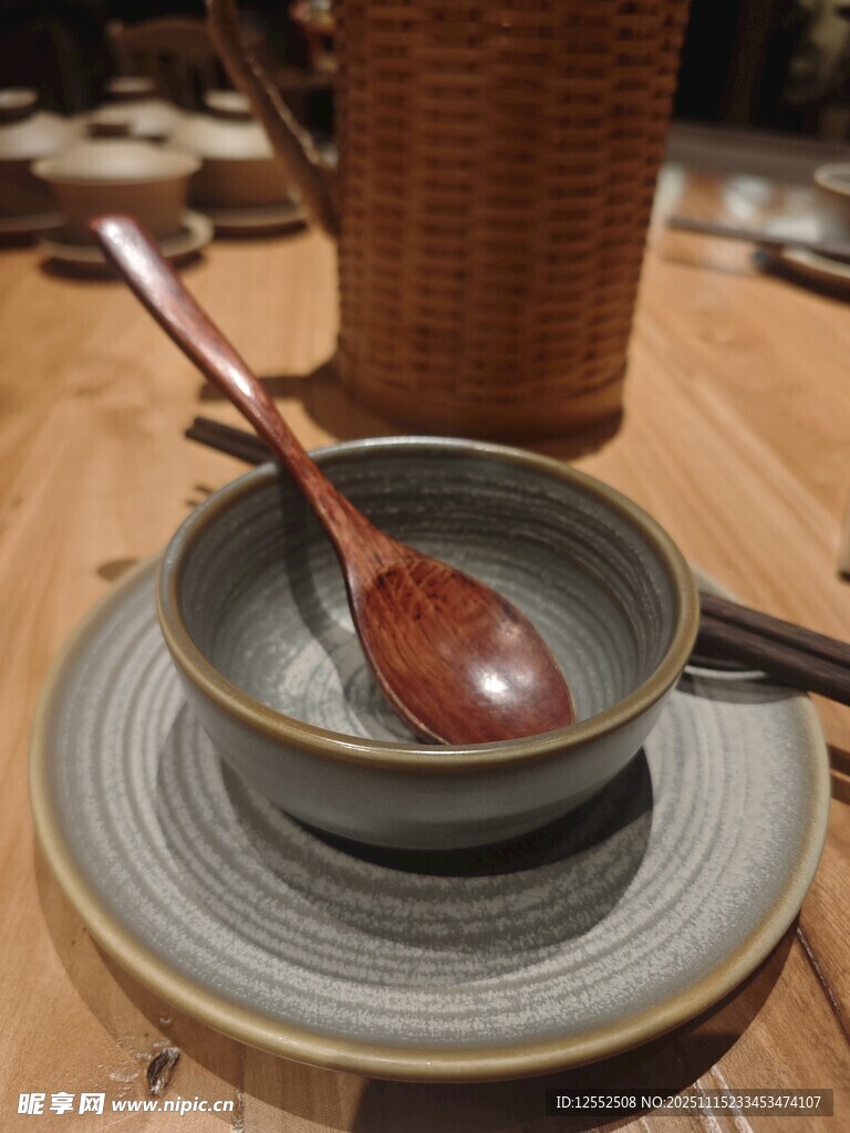 中式陶瓷餐具与木勺