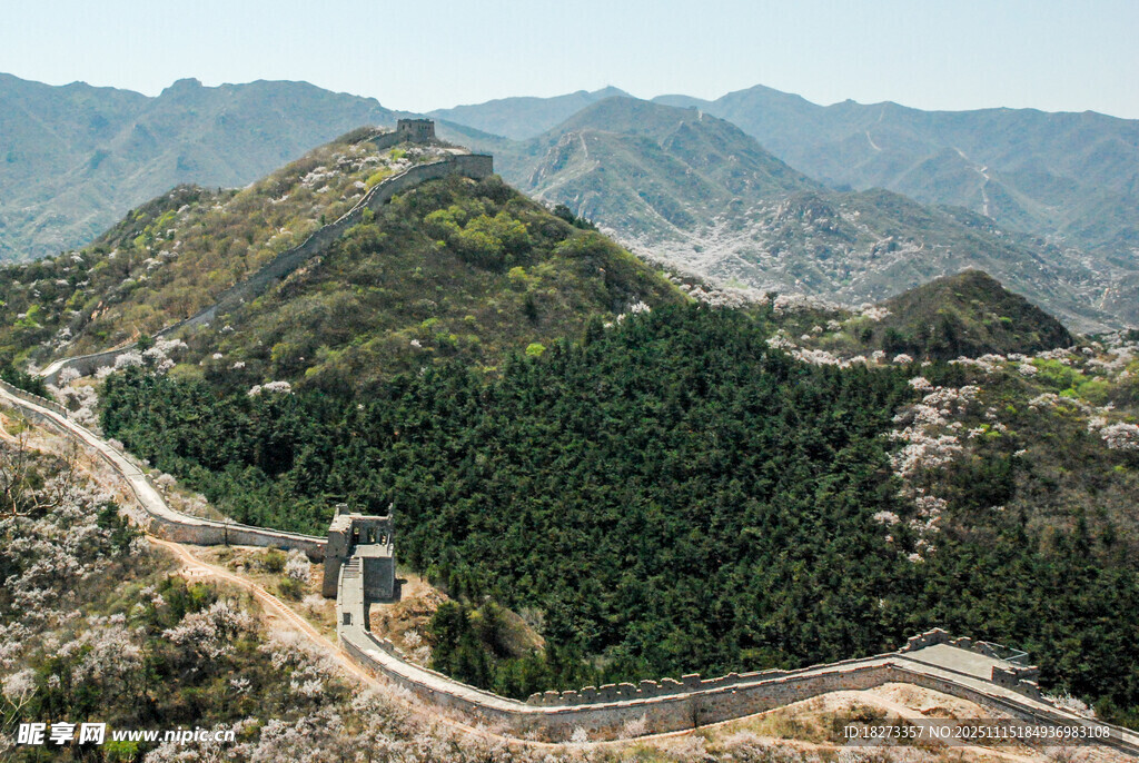 壮丽长城蜿蜒于山峦之间