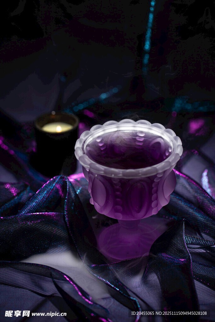 紫色液体杯中的神秘场景