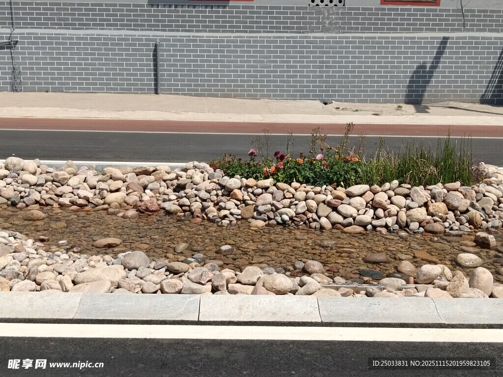 道路旁的碎石与绿植景观