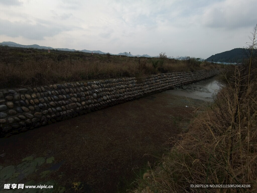 乡村田野间的狭长水道
