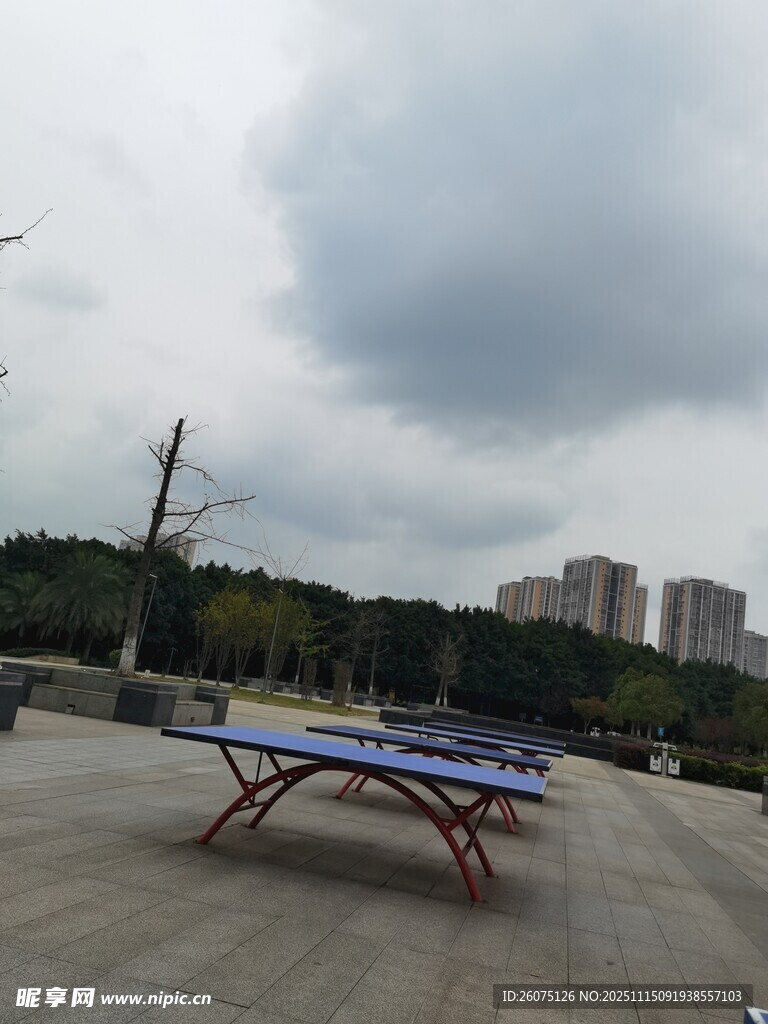 户外空旷处的乒乓球台