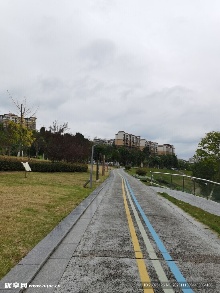 户外空旷的彩色道路场景