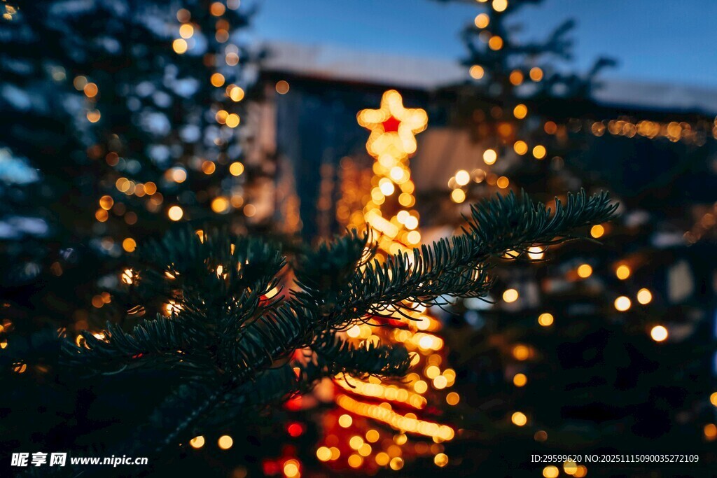 圣诞夜闪烁的装饰圣诞树