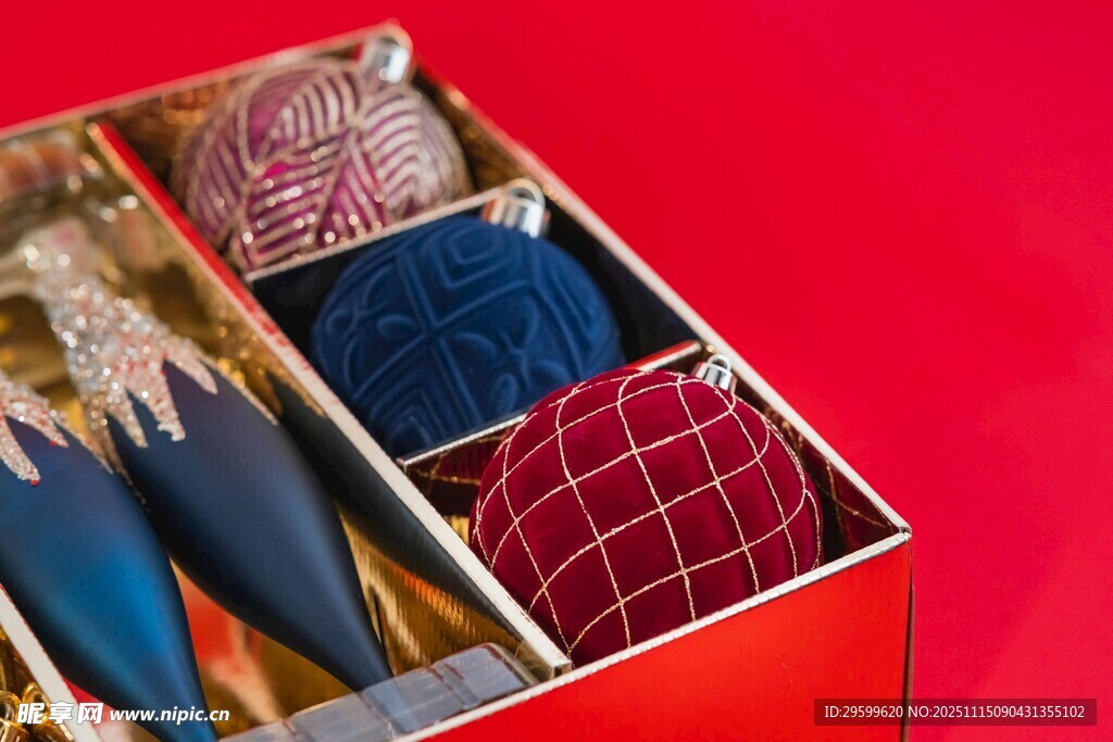 多彩毛线收纳于红色盒中