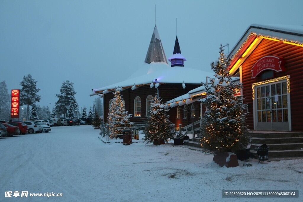 雪夜中的温馨木屋建筑