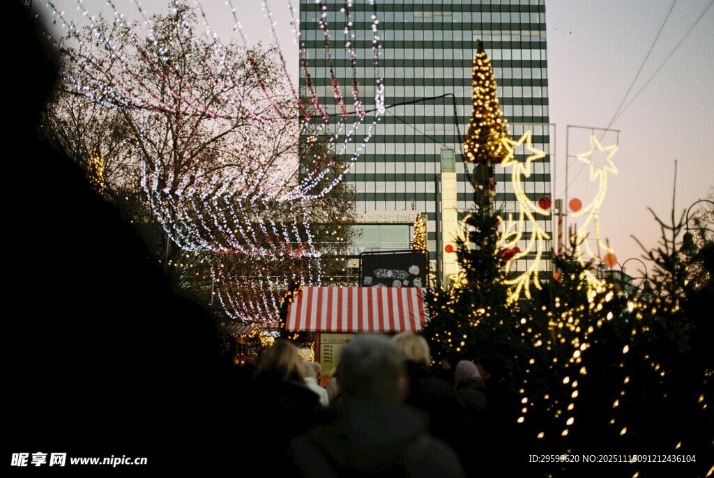 城市夜景下的热闹人群