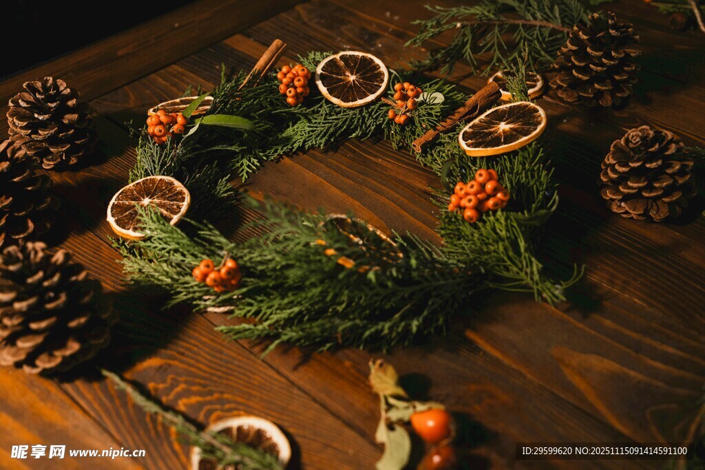 圣诞花环装饰于木质桌面