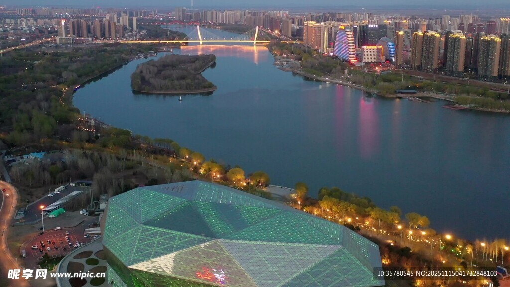 城市河畔璀璨夜景俯瞰