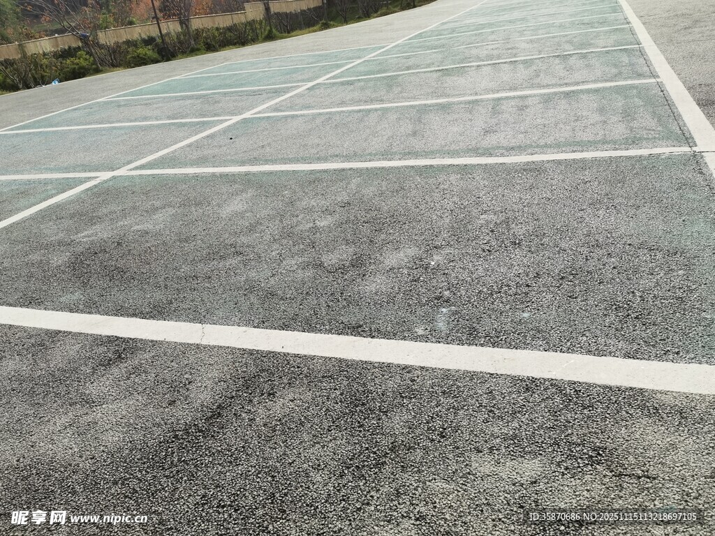 空旷停车水泥地面标线场景