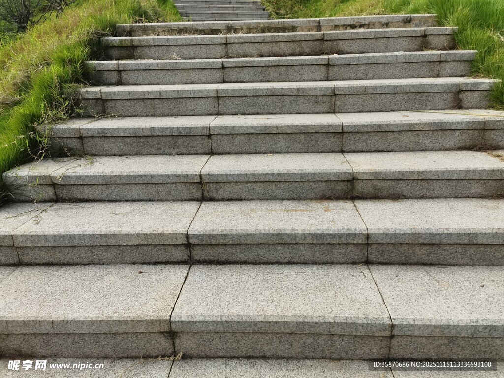 户外石阶自然中的静谧步道