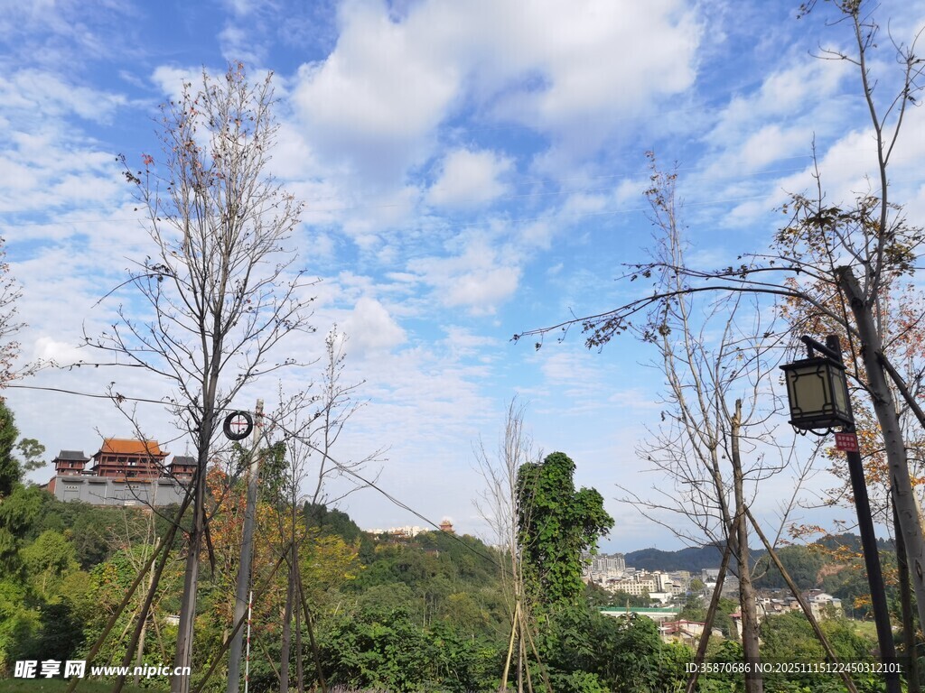 山间景致蓝天白云绿树