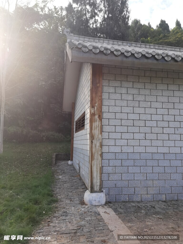 乡村小屋阳光照耀的宁静处