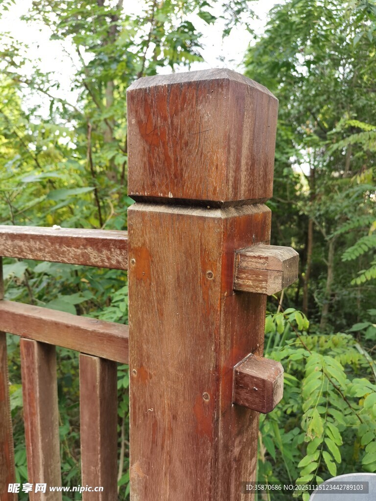 木质围栏的局部特写