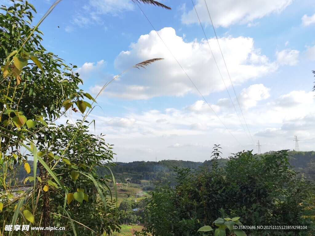 山间绿野蓝天美景
