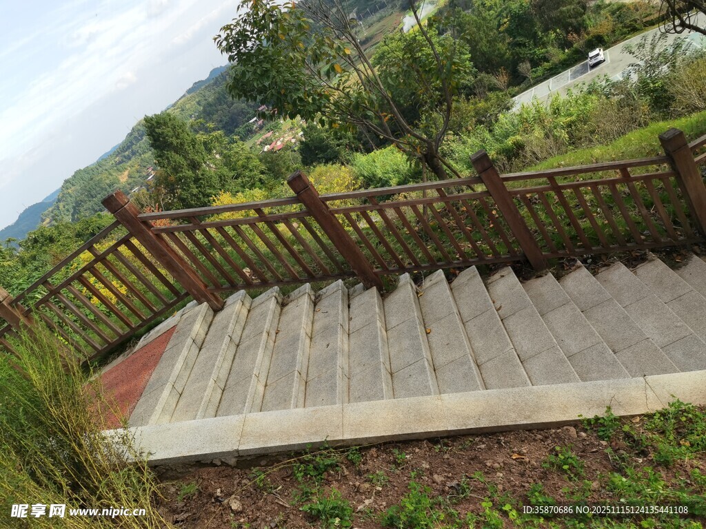 山间木质护栏石阶景观