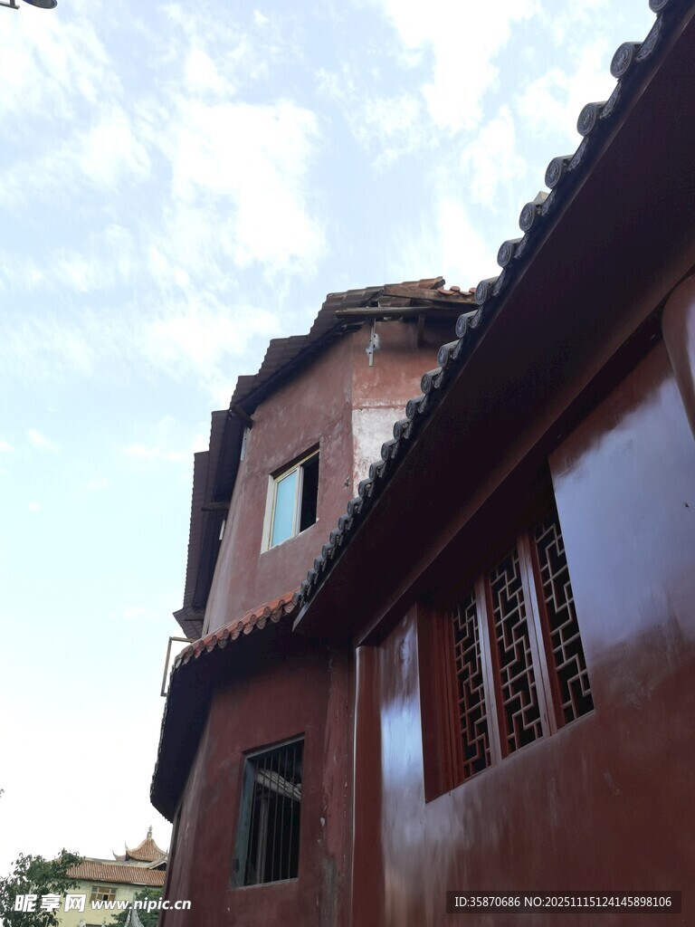 古朴红砖建筑一角