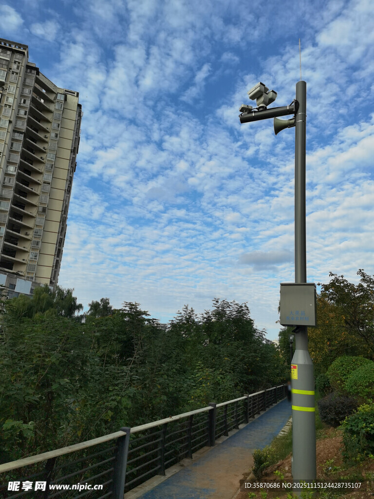 城市步道旁的路灯与高楼