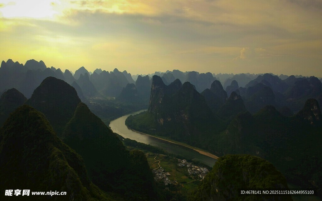 壮美山河间蜿蜒河流景观