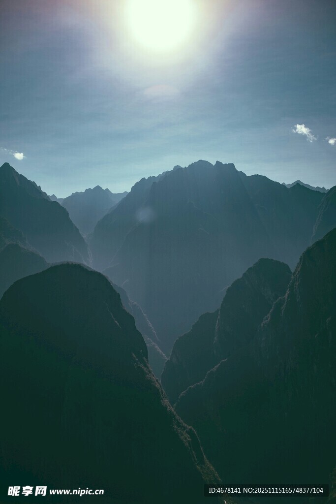 日出下的连绵山脉