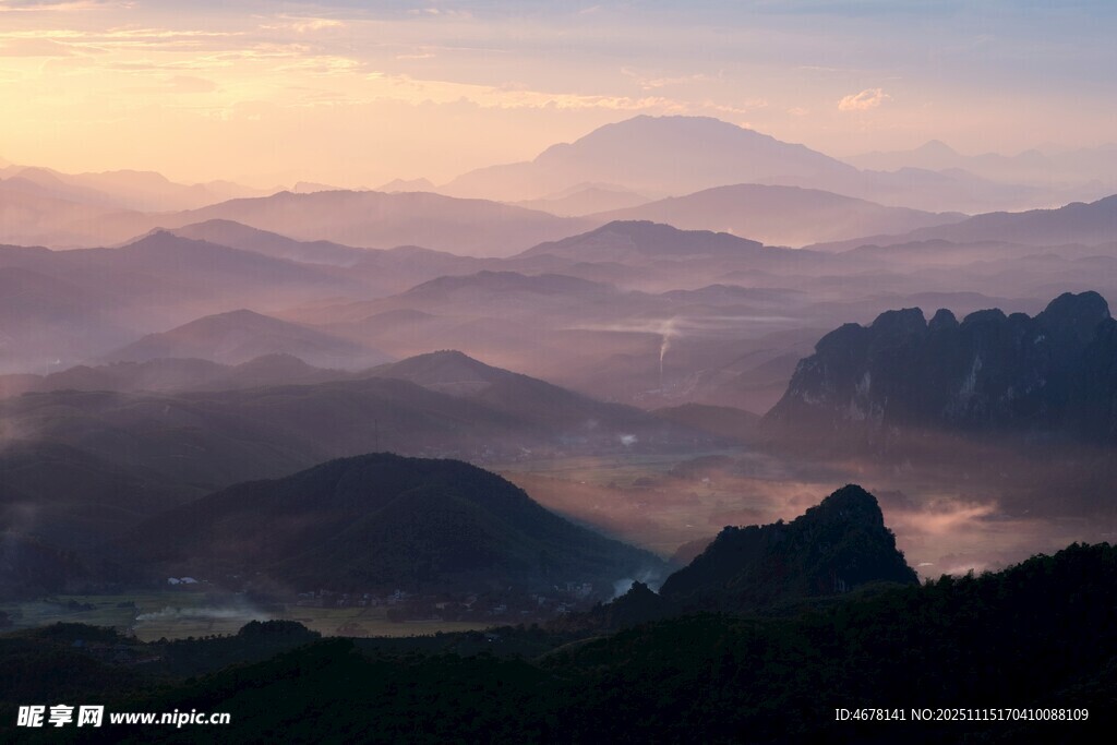 日出下的层峦叠嶂美景