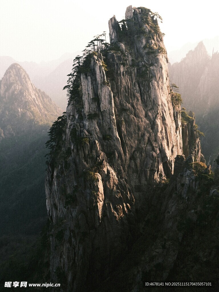 壮丽奇峰山间晨曦美景