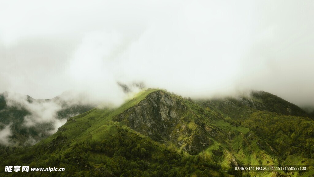 云雾缭绕的翠绿山峦