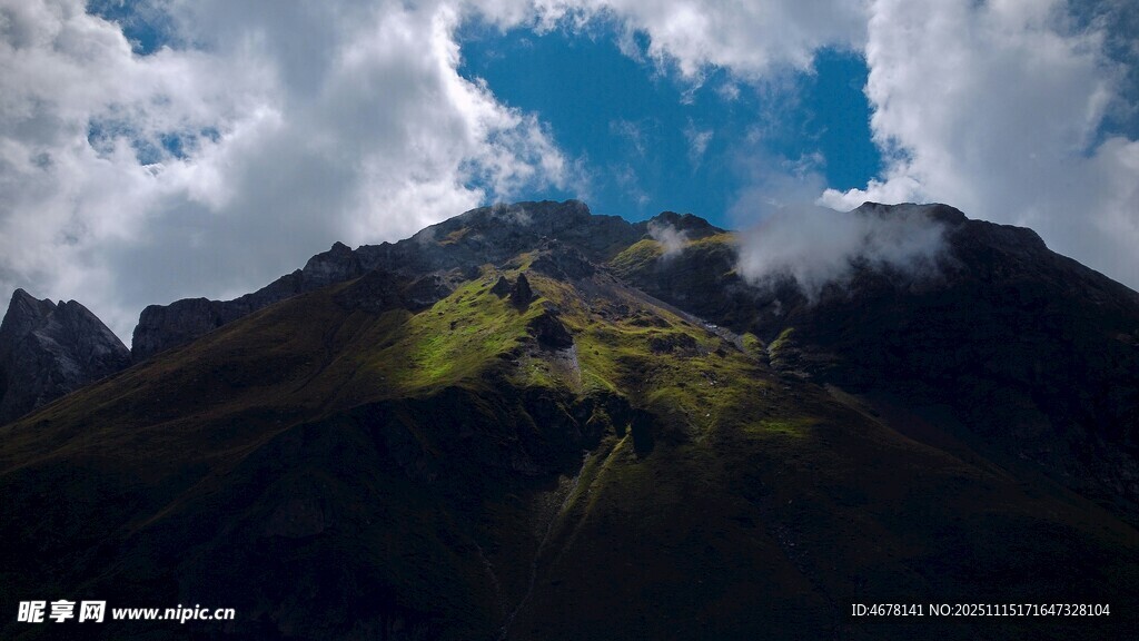 云雾缭绕的壮美山峰