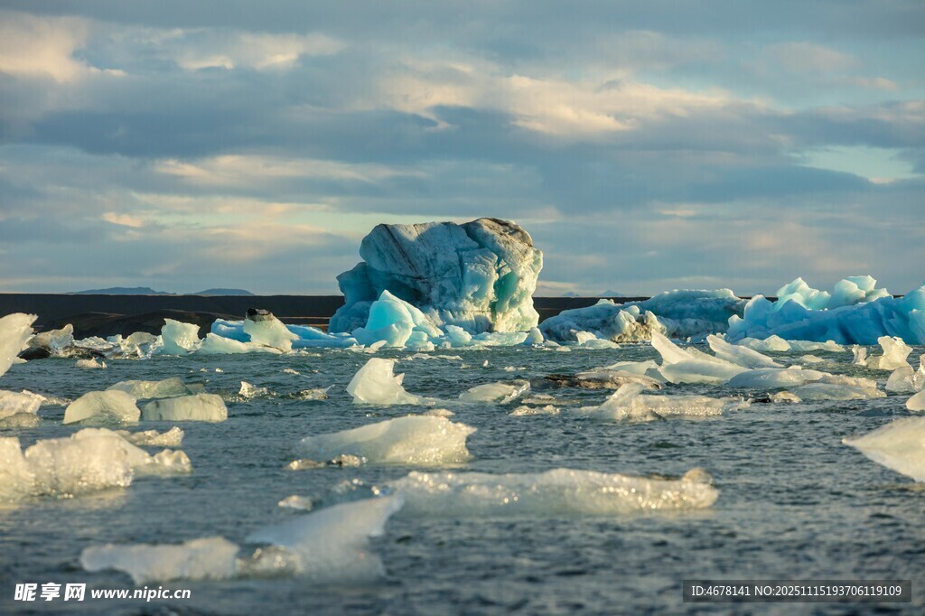 冰川景观蓝色冰山漂浮
