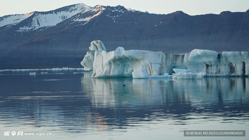 海上冰山背靠连绵山脉