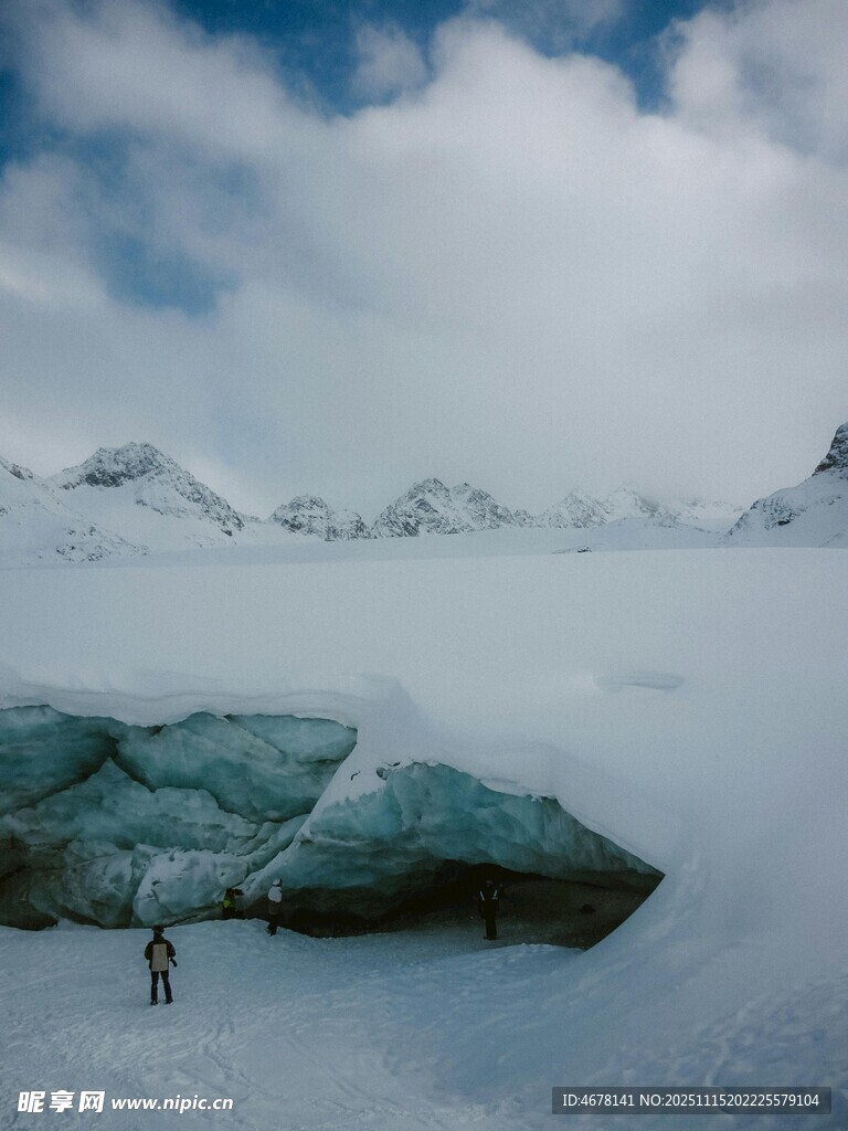 雪山冰湖前的孤独行者