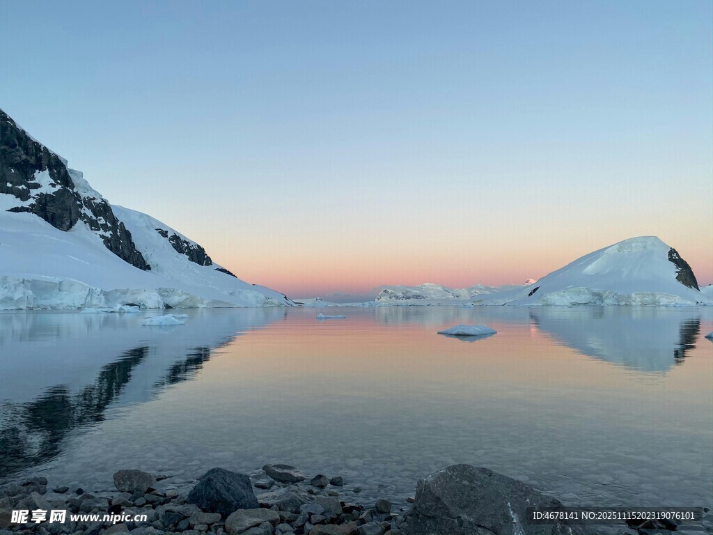 极地冰川美丽湖景倒影