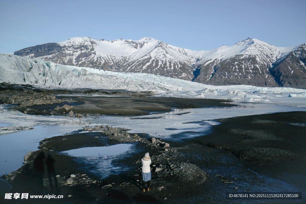 雪山下的静谧湖畔与游人