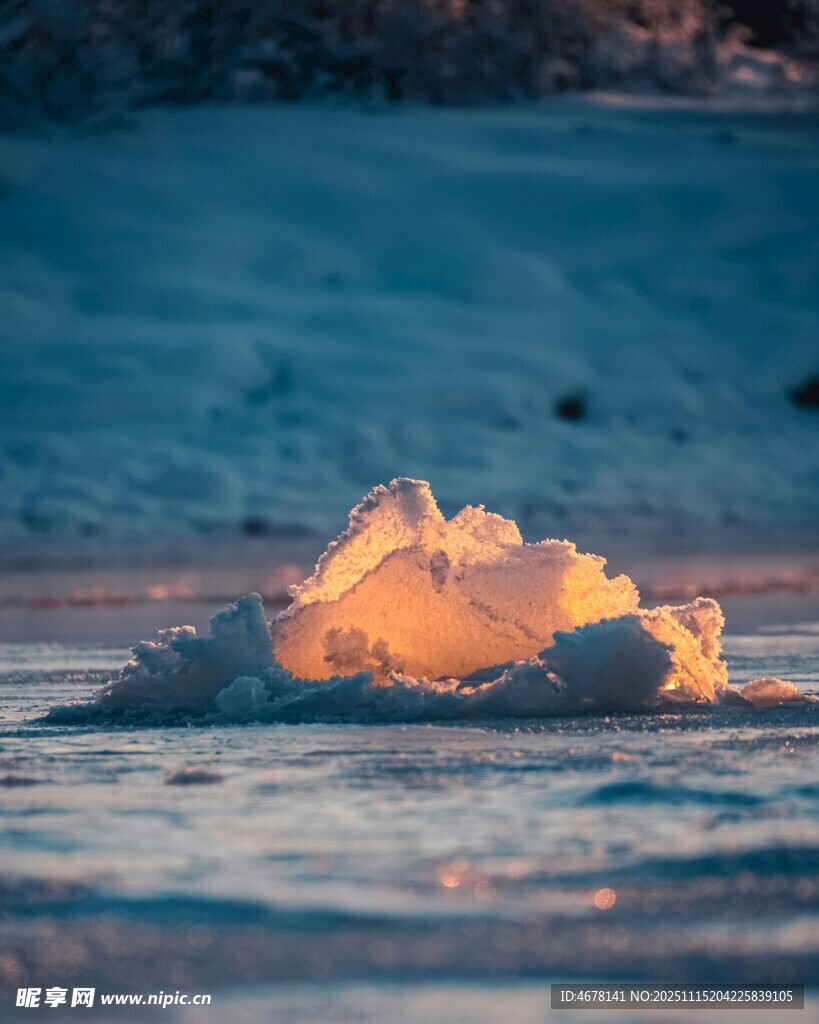 海上闪耀的金色冰山