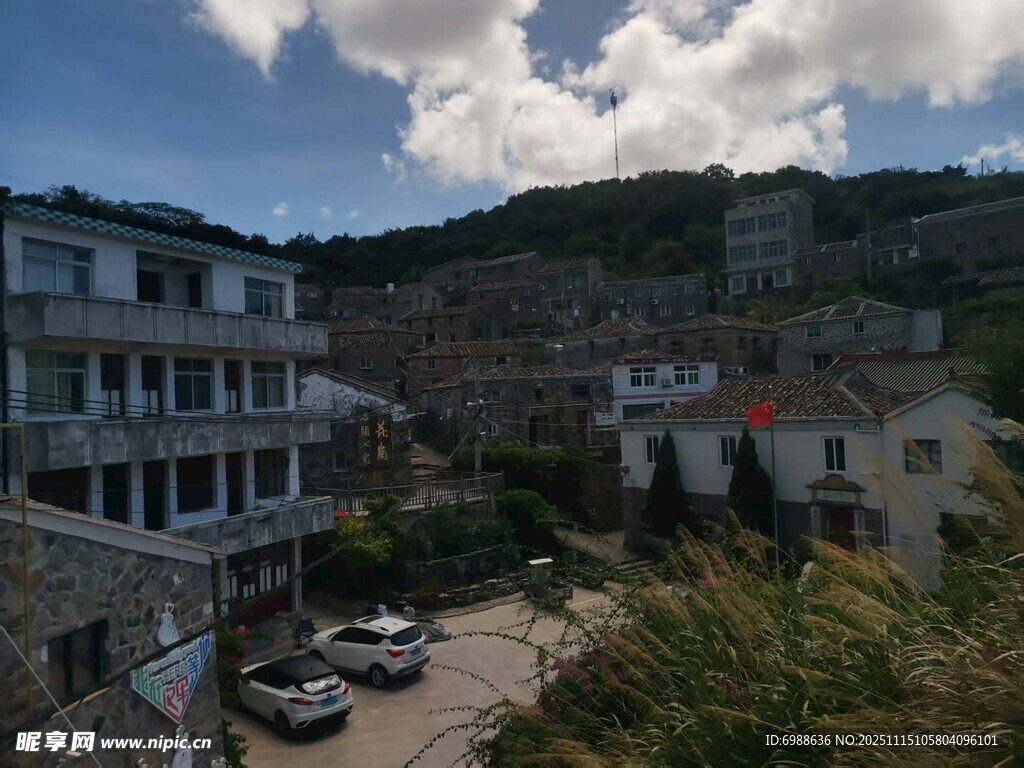 山间多层建筑与停放车辆