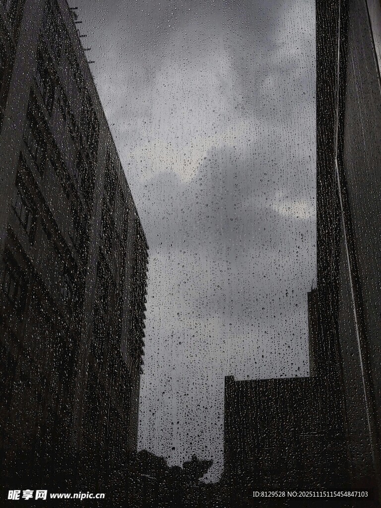 阴沉天空下的城市建筑