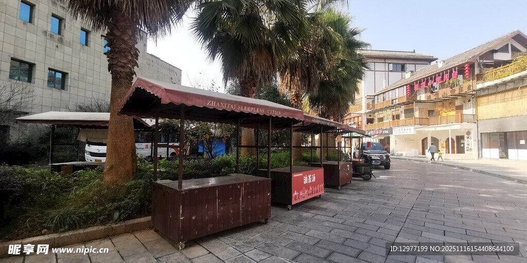 街道旁的休闲户外区域
