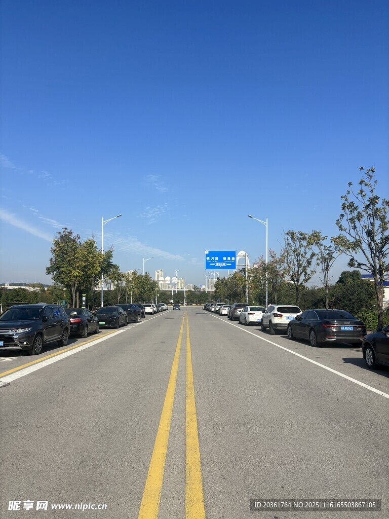 宽阔公路两旁停满车辆