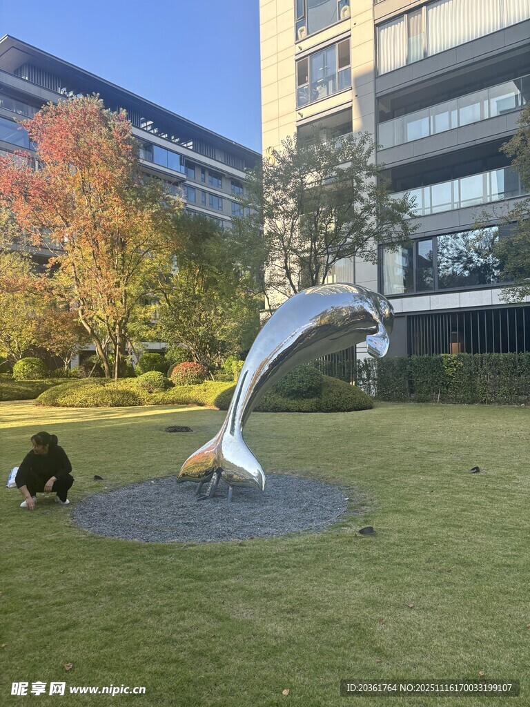 户外草坪上的现代艺术雕塑